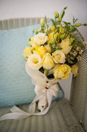 "Spring Preview: A Bright and Happy Wedding with a Girlish Yellow Rose Bouquet"にて紹介している画像