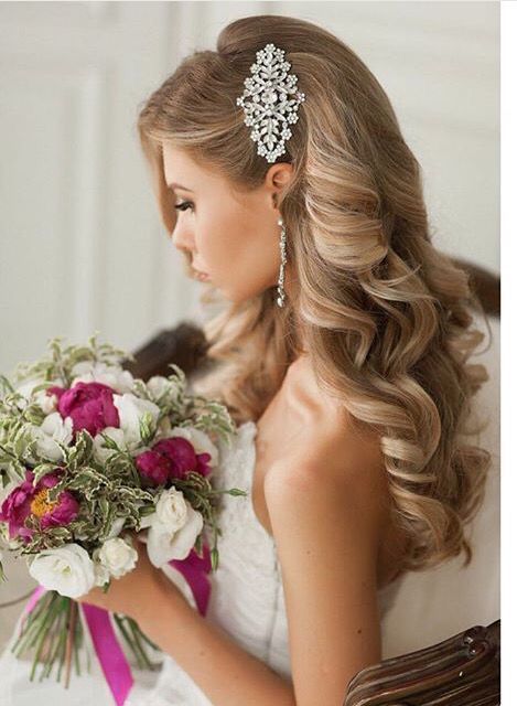 "Major Hair Type Categories: A Compilation of 5 Classic and Cute Bridal Hair Arrangements"にて紹介している画像