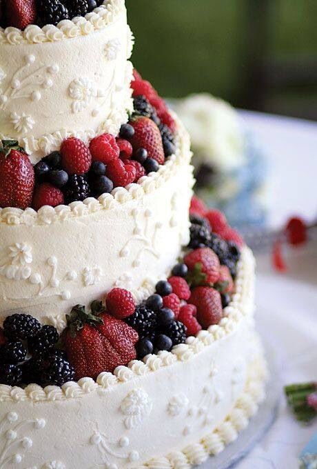 "Ruby-Like Radiance: Adorable Wedding Cake Abundant with Strawberries ♡"にて紹介している画像