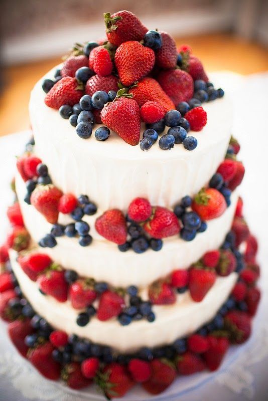 "Ruby-Like Radiance: Adorable Wedding Cake Abundant with Strawberries ♡"にて紹介している画像
