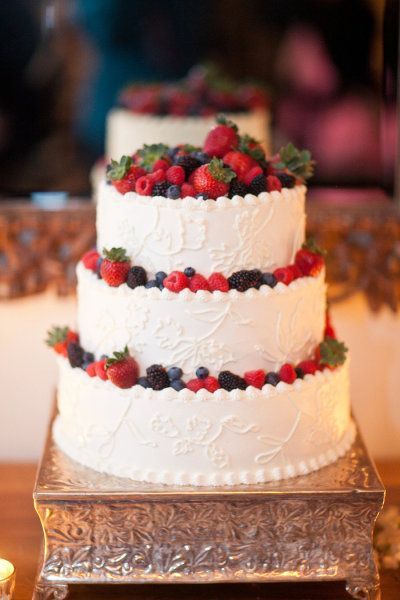 "Ruby-Like Radiance: Adorable Wedding Cake Abundant with Strawberries ♡"にて紹介している画像