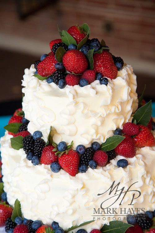 "Ruby-Like Radiance: Adorable Wedding Cake Abundant with Strawberries ♡"にて紹介している画像