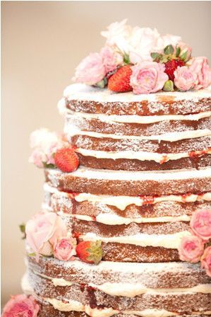 "Ruby-Like Radiance: Adorable Wedding Cake Abundant with Strawberries ♡"にて紹介している画像
