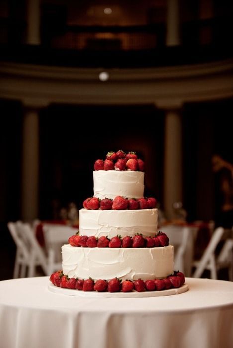 "Ruby-Like Radiance: Adorable Wedding Cake Abundant with Strawberries ♡"にて紹介している画像