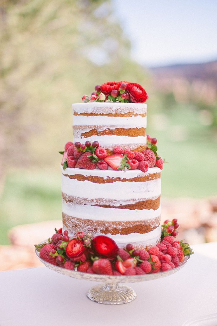 "Ruby-Like Radiance: Adorable Wedding Cake Abundant with Strawberries ♡"にて紹介している画像