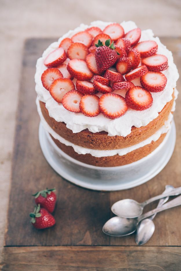 "Ruby-Like Radiance: Adorable Wedding Cake Abundant with Strawberries ♡"にて紹介している画像