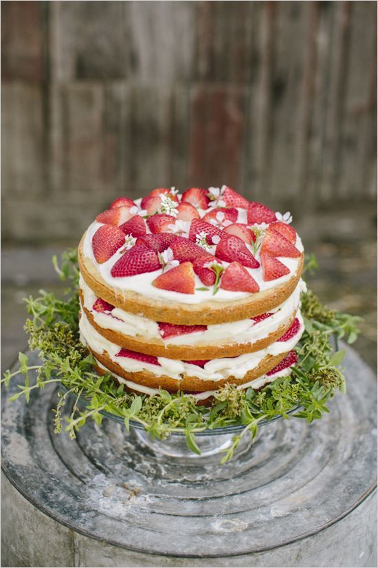 "Ruby-Like Radiance: Adorable Wedding Cake Abundant with Strawberries ♡"にて紹介している画像