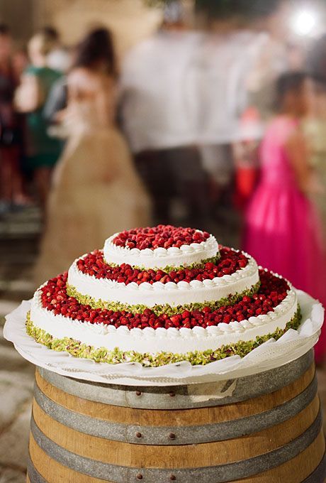 "Ruby-Like Radiance: Adorable Wedding Cake Abundant with Strawberries ♡"にて紹介している画像
