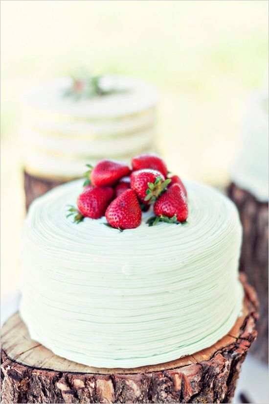 "Ruby-Like Radiance: Adorable Wedding Cake Abundant with Strawberries ♡"にて紹介している画像