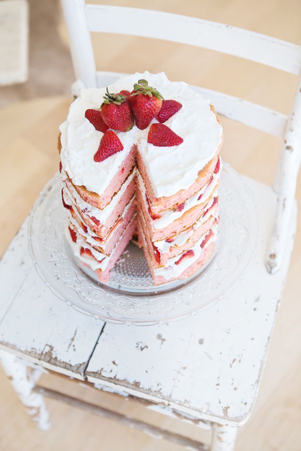 "Ruby-Like Radiance: Adorable Wedding Cake Abundant with Strawberries ♡"にて紹介している画像