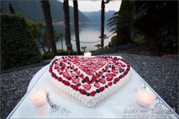 "Ruby-Like Radiance: Adorable Wedding Cake Abundant with Strawberries ♡"にて紹介している画像