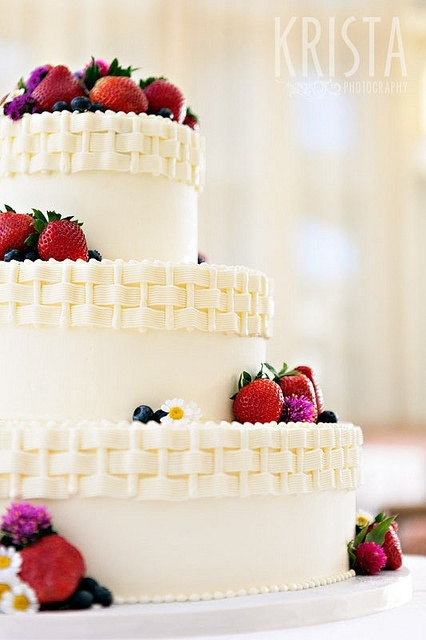 "Ruby-Like Radiance: Adorable Wedding Cake Abundant with Strawberries ♡"にて紹介している画像