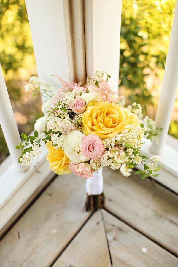 "Spring Preview: A Bright and Happy Wedding with a Girlish Yellow Rose Bouquet"にて紹介している画像