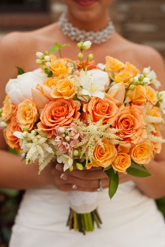 "Spring Preview: A Bright and Happy Wedding with a Girlish Yellow Rose Bouquet"にて紹介している画像
