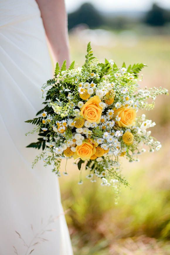 "Spring Preview: A Bright and Happy Wedding with a Girlish Yellow Rose Bouquet"にて紹介している画像