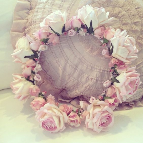 "Floral Language of 'Passion' ♡ A Charming Flower Crown with Roses that Instantly Transforms You into a Princess!"にて紹介している画像