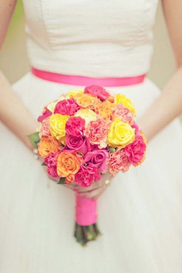 "Spring Preview: A Bright and Happy Wedding with a Girlish Yellow Rose Bouquet"にて紹介している画像