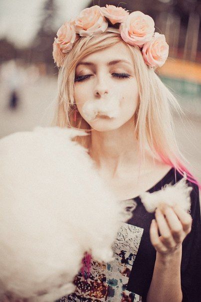 "Floral Language of 'Passion' ♡ A Charming Flower Crown with Roses that Instantly Transforms You into a Princess!"にて紹介している画像