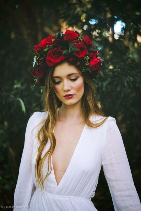 "Floral Language of 'Passion' ♡ A Charming Flower Crown with Roses that Instantly Transforms You into a Princess!"にて紹介している画像