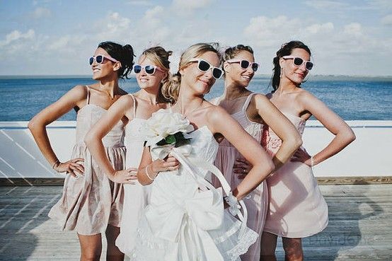 "Let's Take Inspiration from Overseas Brides: A Special Feature on Adorable 'Bride x Sunglasses' Outfits for the Midsummer!"にて紹介している画像