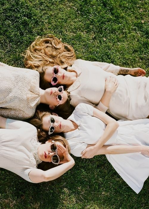 "Let's Take Inspiration from Overseas Brides: A Special Feature on Adorable 'Bride x Sunglasses' Outfits for the Midsummer!"にて紹介している画像