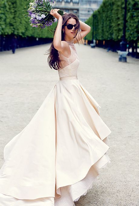 "Let's Take Inspiration from Overseas Brides: A Special Feature on Adorable 'Bride x Sunglasses' Outfits for the Midsummer!"にて紹介している画像