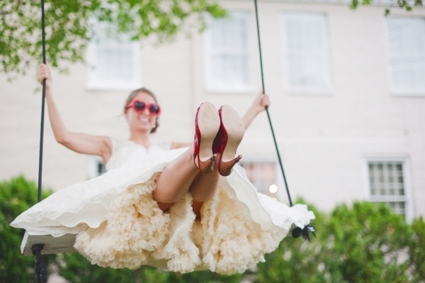 "Let's Take Inspiration from Overseas Brides: A Special Feature on Adorable 'Bride x Sunglasses' Outfits for the Midsummer!"にて紹介している画像