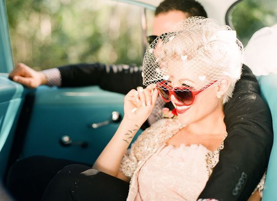 "Let's Take Inspiration from Overseas Brides: A Special Feature on Adorable 'Bride x Sunglasses' Outfits for the Midsummer!"にて紹介している画像