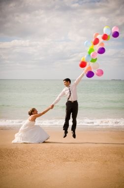 "Are You So Happy You Could Fly? Capture Unique Wedding Photos with Balloon 'Flying Shots'!"にて紹介している画像