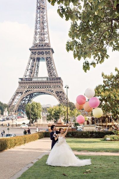 "Are You So Happy You Could Fly? Capture Unique Wedding Photos with Balloon 'Flying Shots'!"にて紹介している画像