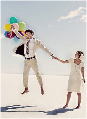 "Are You So Happy You Could Fly? Capture Unique Wedding Photos with Balloon 'Flying Shots'!"にて紹介している画像