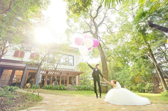 "Are You So Happy You Could Fly? Capture Unique Wedding Photos with Balloon 'Flying Shots'!"にて紹介している画像