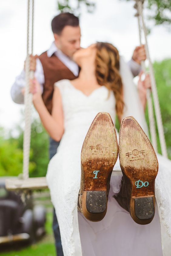 DIY Wedding: How to Make 'I DO Stickers' for Your Pre-Wedding and Wedding Day Shoes ♡にて紹介している画像