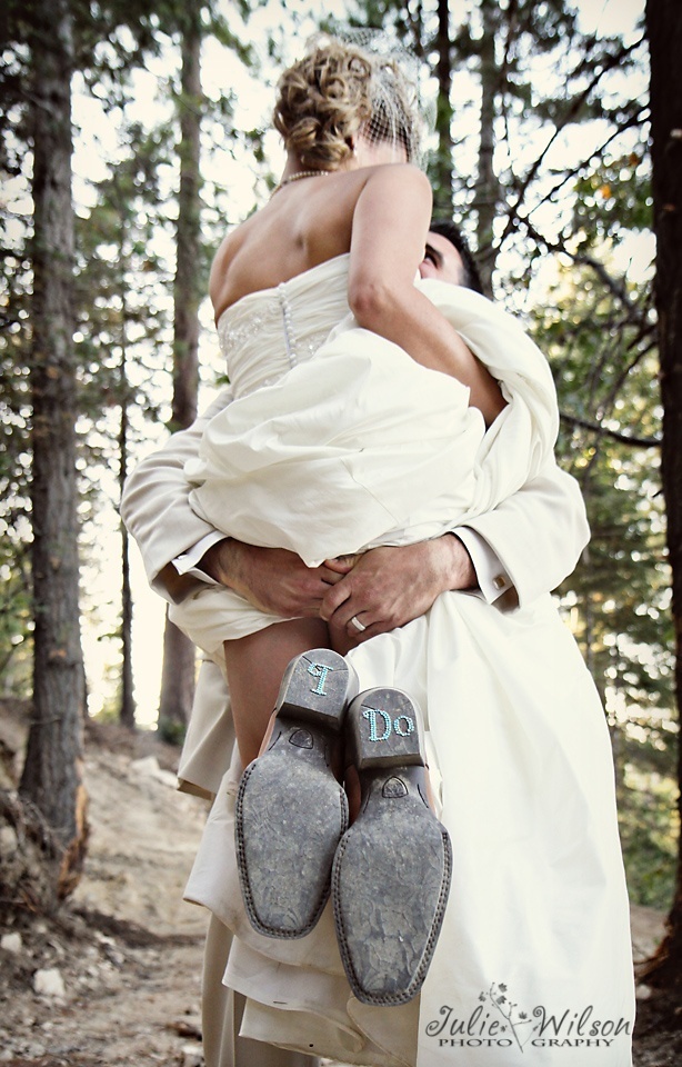 DIY Wedding: How to Make 'I DO Stickers' for Your Pre-Wedding and Wedding Day Shoes ♡にて紹介している画像