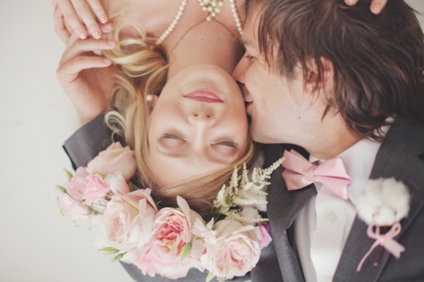 Warm and Fuzzy: A Collection of Ideas for Creating Wedding Photos While Lying Down♡にて紹介している画像