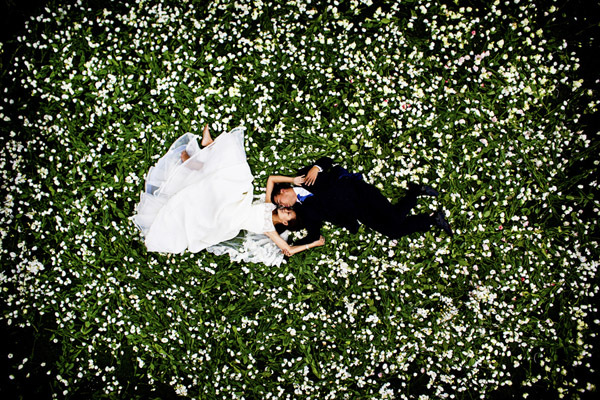 Warm and Fuzzy: A Collection of Ideas for Creating Wedding Photos While Lying Down♡にて紹介している画像