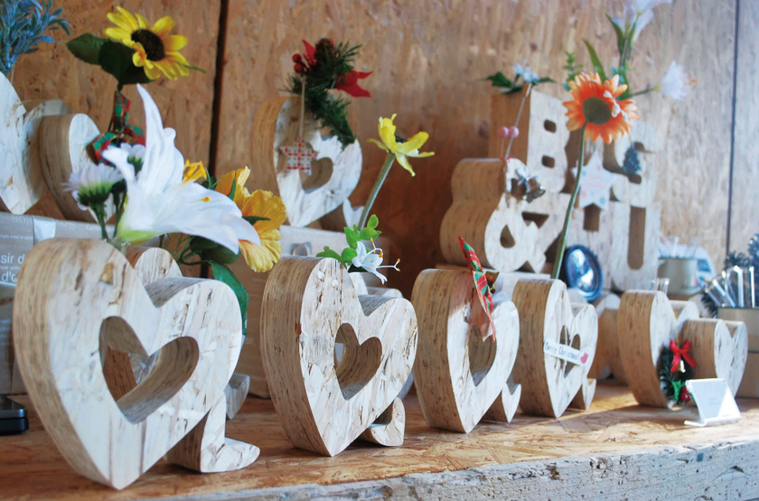 "Introducing the New Wedding Item 'Millefeuille Wood': Have You Heard of the Millefeuille Pattern Vase?"にて紹介している画像