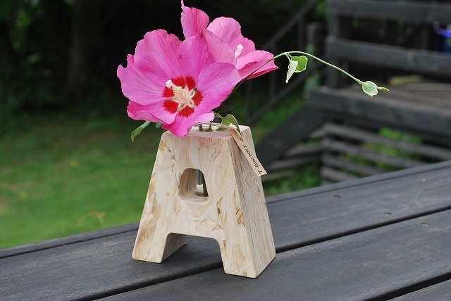 "Introducing the New Wedding Item 'Millefeuille Wood': Have You Heard of the Millefeuille Pattern Vase?"にて紹介している画像