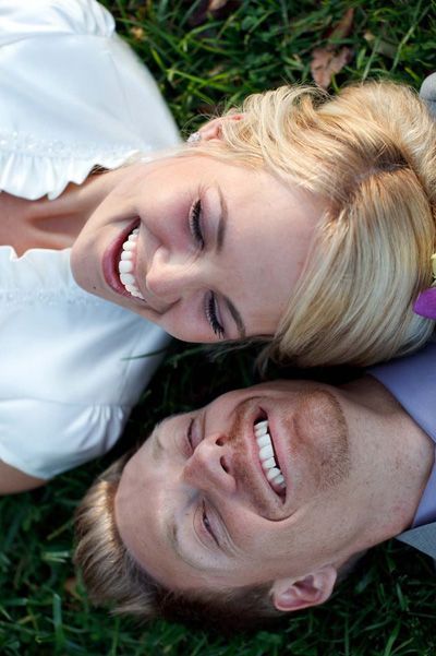 Warm and Fuzzy: A Collection of Ideas for Creating Wedding Photos While Lying Down♡にて紹介している画像