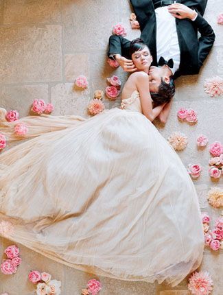 Warm and Fuzzy: A Collection of Ideas for Creating Wedding Photos While Lying Down♡にて紹介している画像