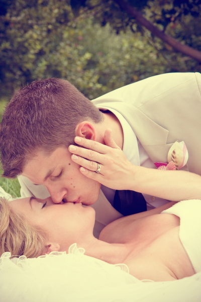 Warm and Fuzzy: A Collection of Ideas for Creating Wedding Photos While Lying Down♡にて紹介している画像