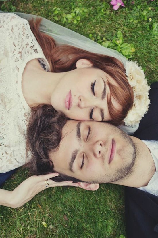 Warm and Fuzzy: A Collection of Ideas for Creating Wedding Photos While Lying Down♡にて紹介している画像
