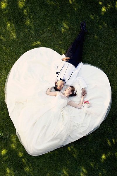 Warm and Fuzzy: A Collection of Ideas for Creating Wedding Photos While Lying Down♡にて紹介している画像