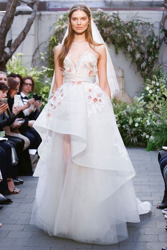 Learn from Monique Lhuillier's New Dress: The Key Trend for Spring 2017 is 'Dimension'! ✨にて紹介している画像