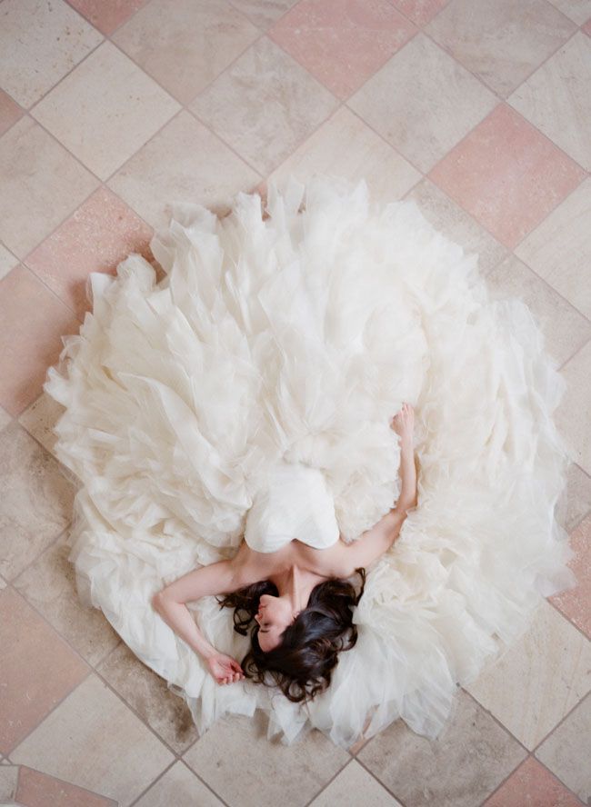 Warm and Fuzzy: A Collection of Ideas for Creating Wedding Photos While Lying Down♡にて紹介している画像