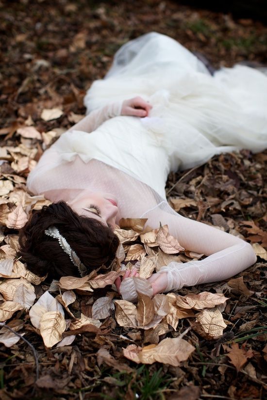 Warm and Fuzzy: A Collection of Ideas for Creating Wedding Photos While Lying Down♡にて紹介している画像