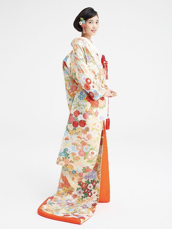 Elegant Kimono Styles: Summer Coordination with a Refreshing Touch ♡ A Color-Coded Catalog of Gorgeous 'Iro-uchikake' for Summer ♩にて紹介している画像