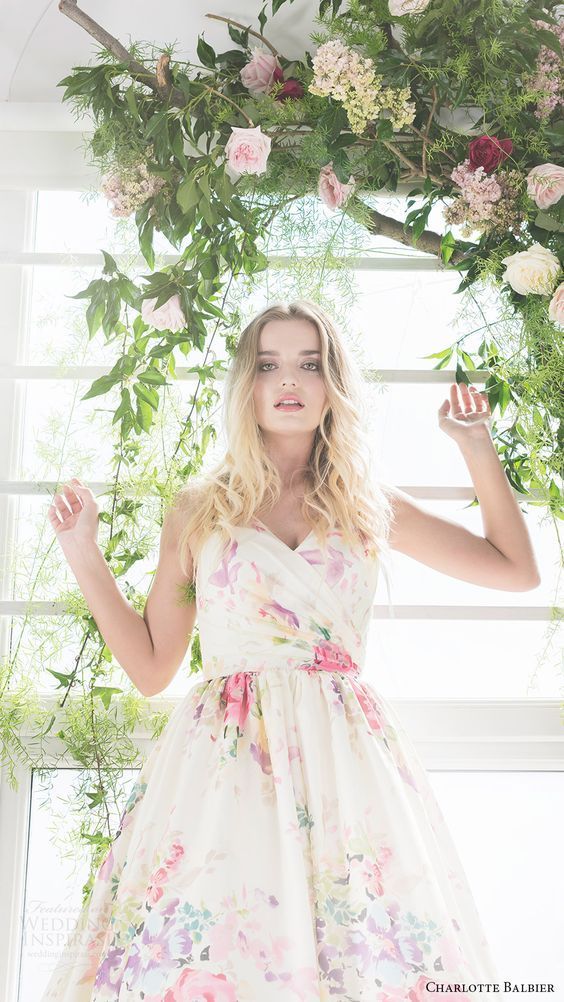 "Essential Tips! 3 Secret Poses to Make Your Body Look Slimmer in a Wedding Dress ♡"にて紹介している画像