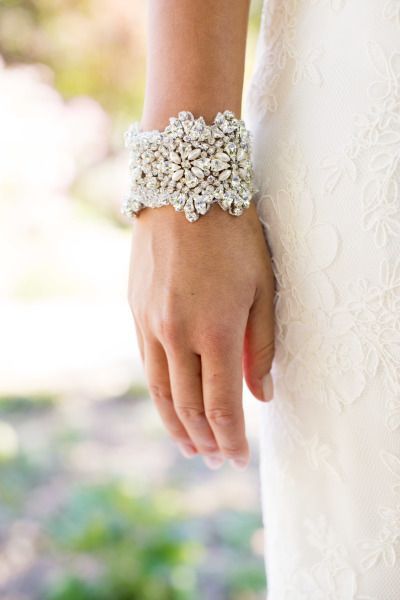 光が反射して腕が輝く♡キラキラ可愛い「ビジューブレスレット」のおすすめ花嫁コーデ＊にて紹介している画像