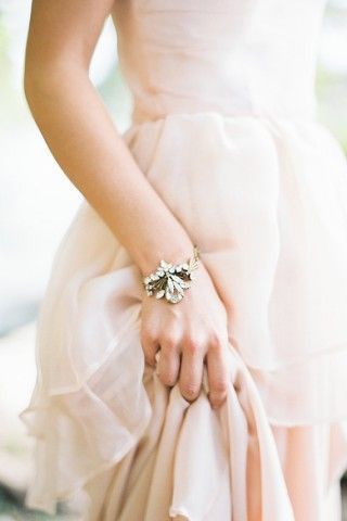 光が反射して腕が輝く♡キラキラ可愛い「ビジューブレスレット」のおすすめ花嫁コーデ＊にて紹介している画像